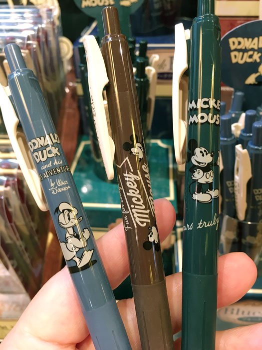 文房堂 4 30 5 1 画材と文具の小さな商店街 ゼブラ Suraripen さんの Sarasa のビンテージ カラーに数量限定 ディズニー柄が登場 カラーに合わせてミッキーやミニーもシンプルでかっこいいビンテージデザインになってます この色合いのインクは