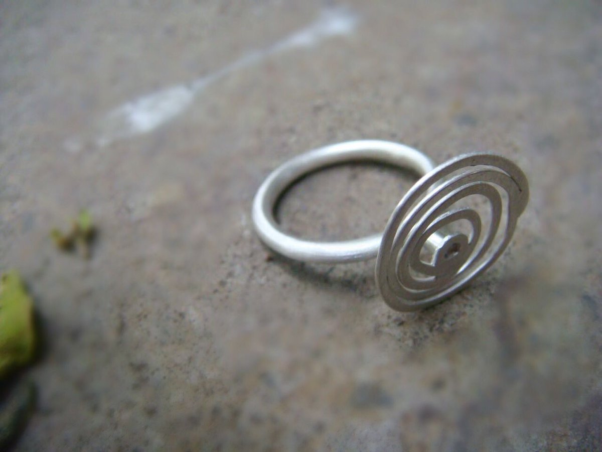 dikua_jewelry's tweet photo. A ring I made many years ago, would you like to see it back? There’s only one made! #handmadejewellery #designring #minimalring #slowgifts #bagues #anels #minimalerringe #smallbiz #shophandmade #slowjewelry #oneofakindjewelry #designschmuck #joias https://t.co/QKzBpcgZEK