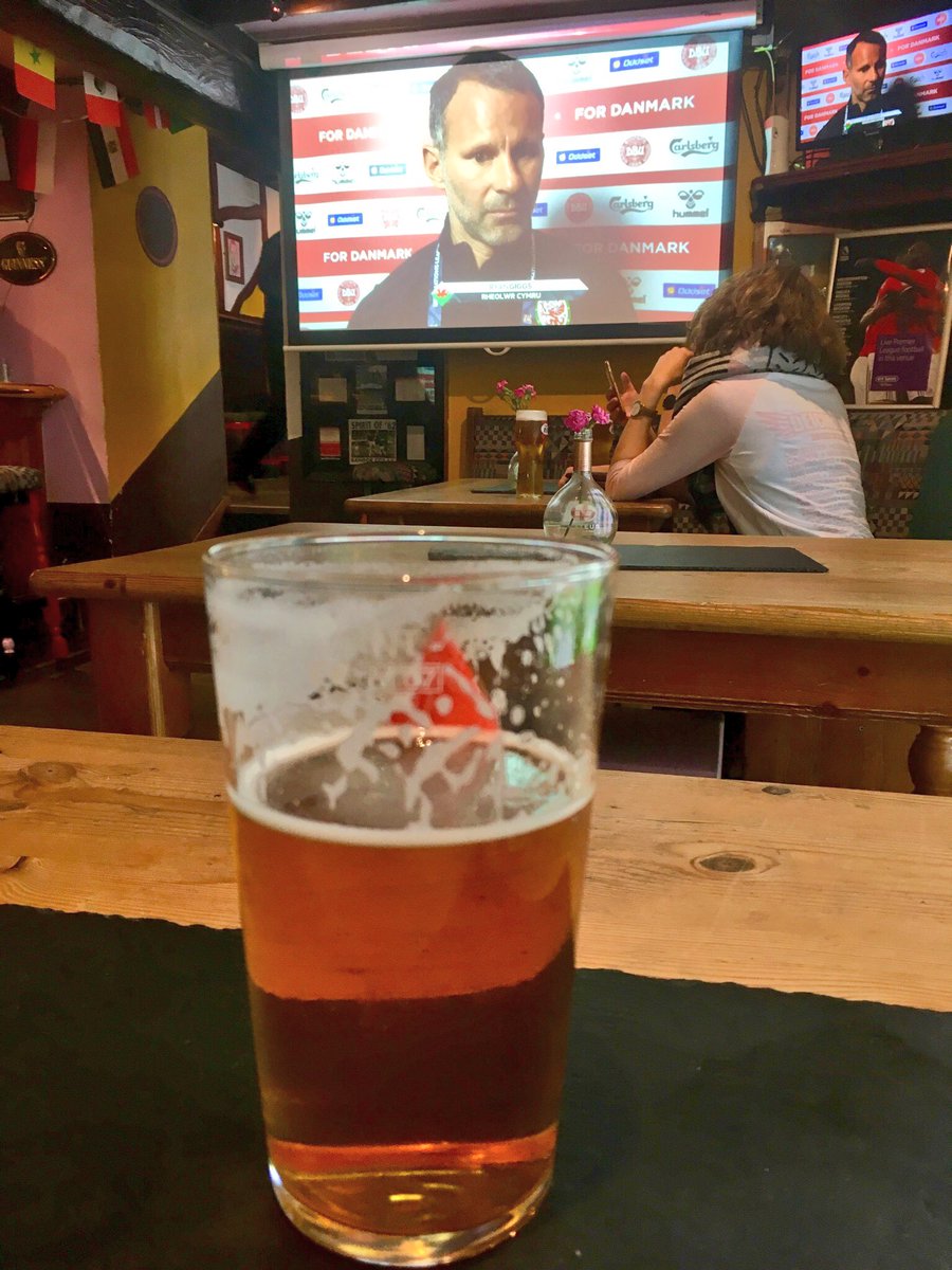 Wedi gwylio gêm Cymru neithiwr yn <a href="/tafarnyglob/">طه حسين</a> Bangor. Peint hyfryd o Glaslyn gan <a href="/PurpleMooseBrew/">Purple Moose Brewery</a> - bechod am y canlyniad! 🏴󠁧󠁢󠁷󠁬󠁳󠁿 Watched last night’s Wales match in Tafarn Y Glôb, Bangor. Enjoyed a pint of Glaslyn by Purple Moose. Shame about the result!