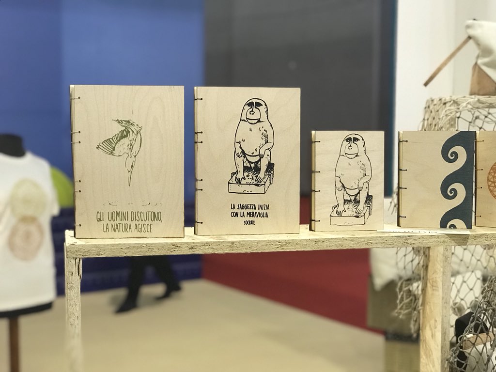 trepois's tweet image. Young Apulian Design in esposizione alla @FieraDelLevante di #Bari. Ammostro, serigrafia naturale di #Taranto tramuta tradizione e cultura in oggetti di design. #pingiovani #staffpingiovani