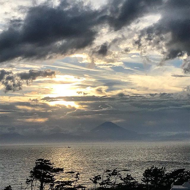 Beautiful sunset with Fujisan view #hayamasunset #hayama #hayamatime #hayamatrip #wheretogointokyo #beautifulplaces #whattotryintokyo #tokyoexperience #tokyoexplore #tokyoadventures #thingstodotokyo #thingstoseeintokyo #beautifulplacestogo #privateguides… ift.tt/2wVf4p8