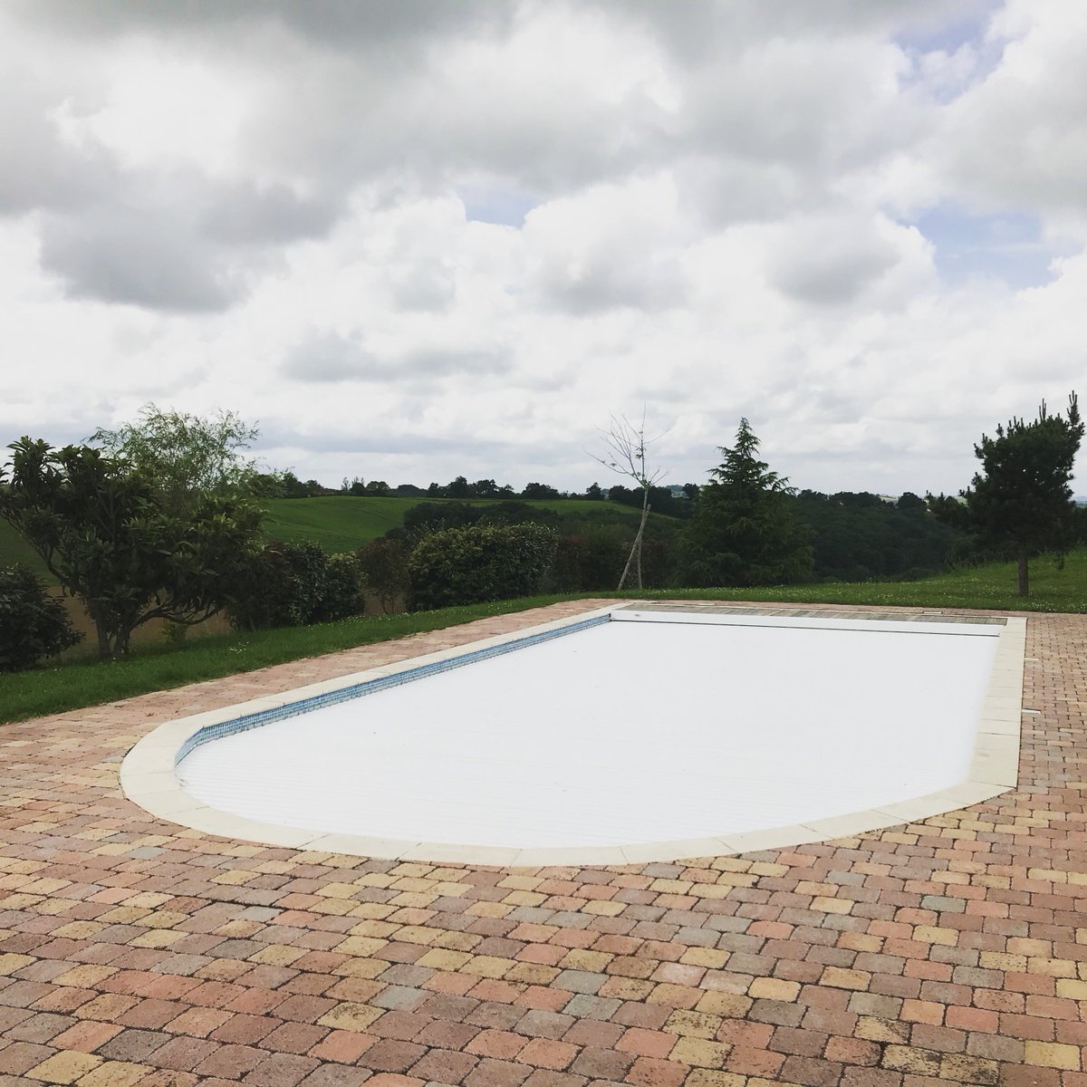 Poolcare_'s tweet photo. Encore de belles journées attendues pour le mois de septembre ☀️ Pour continuer de profiter de votre piscine, pensez à couvrir votre piscine la nuit  🏊💦
 L'eau restera à bonne température et en plus cela limite l'évaporation de l'eau 👍 https://t.co/p0nLSWET3Z