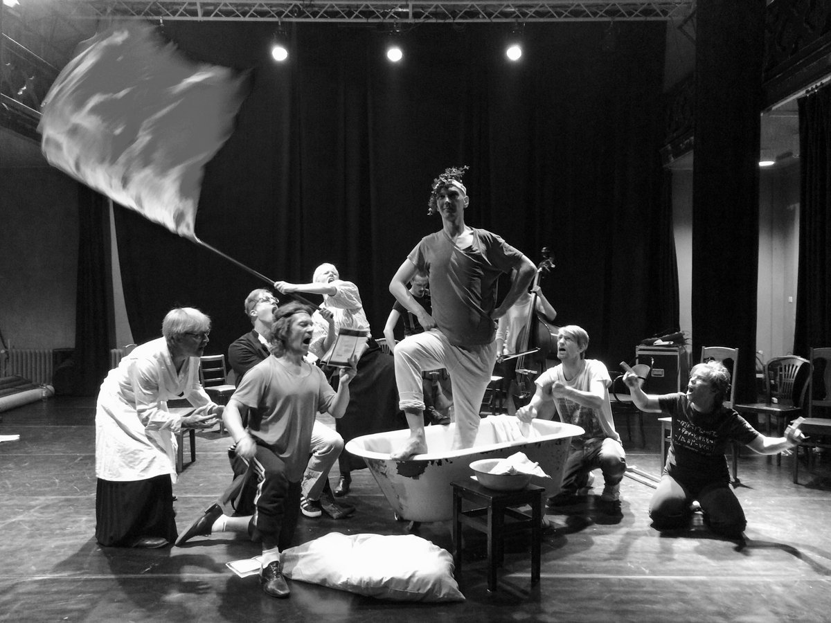 UniversumRY's tweet photo. Marat/Sade sätts upp med Klockriketeatern &amp; Sirius Teatern &amp; Teatern Mestola. 10 skådespelare och två musiker på scen, visualiseringsduon Raisa Kilpeläinen &amp; @KalleRopponen och en Juha Hurme. Kan det bli bättre? @klockriket #klockriketeatern #siriusteatern #teatermestola https://t.co/UAB9mkIyap