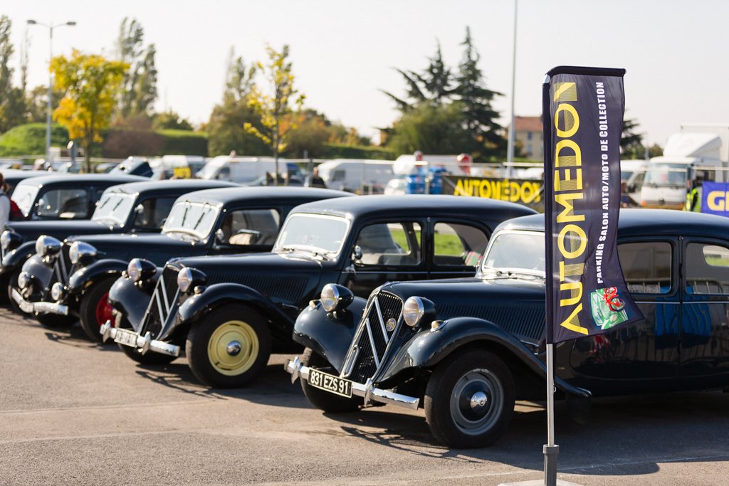 SalonAutomedon's tweet photo. Le #ParkingCollection d'#Automédon 🤗 avec l'allée #Citroën 🚗 Si vous êtes friands des Tractions, ça tombe bien, le Salon Automédon 2018 consacrera un Podium aux Cabriolets Citroën Traction Avant aux carrosseries très spéciales 😉 Plus d'infos sur : https://t.co/cvV5wlXXqR 👈 https://t.co/tIwEC0ocHf
