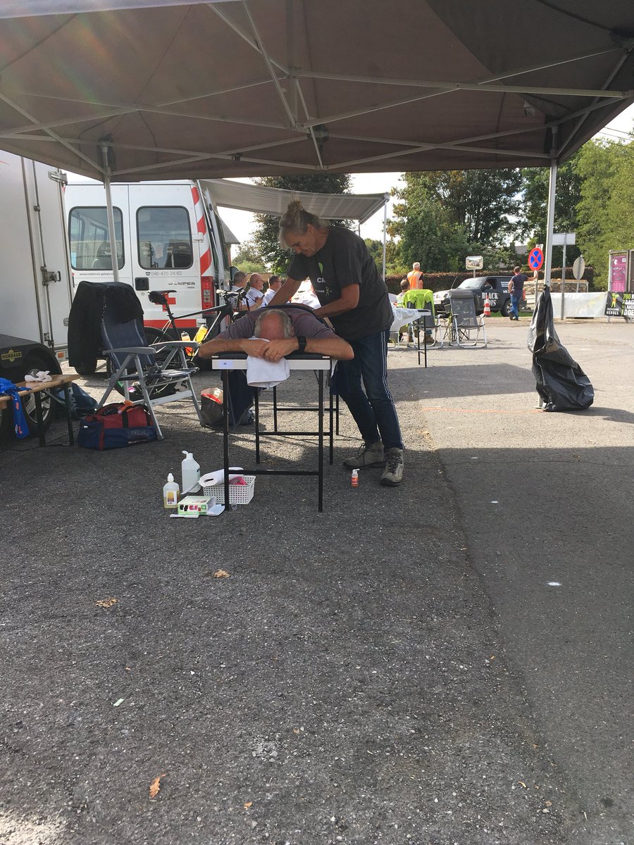 Een massage tussen het fietsen door, het kan allemaal bij Duchenne Heroes! Door ons fantastische massageteam worden alle pijntjes weggemasseerd en kan iedereen weer verder fietsen! 💪🏼💚