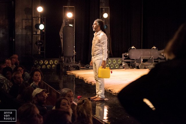 ActionZooHumain's tweet image. "Ik heb altijd geloofd in de artistieke waarheid, als een zeer krachtige, autonome vorm van waarheid. De vraag die ik hier wil stellen, is wat voor een impact die waarheid heeft op de reële wereld." Lees de Staat van het Theater door Chokri Ben Chikha via bit.ly/2Qb1E12