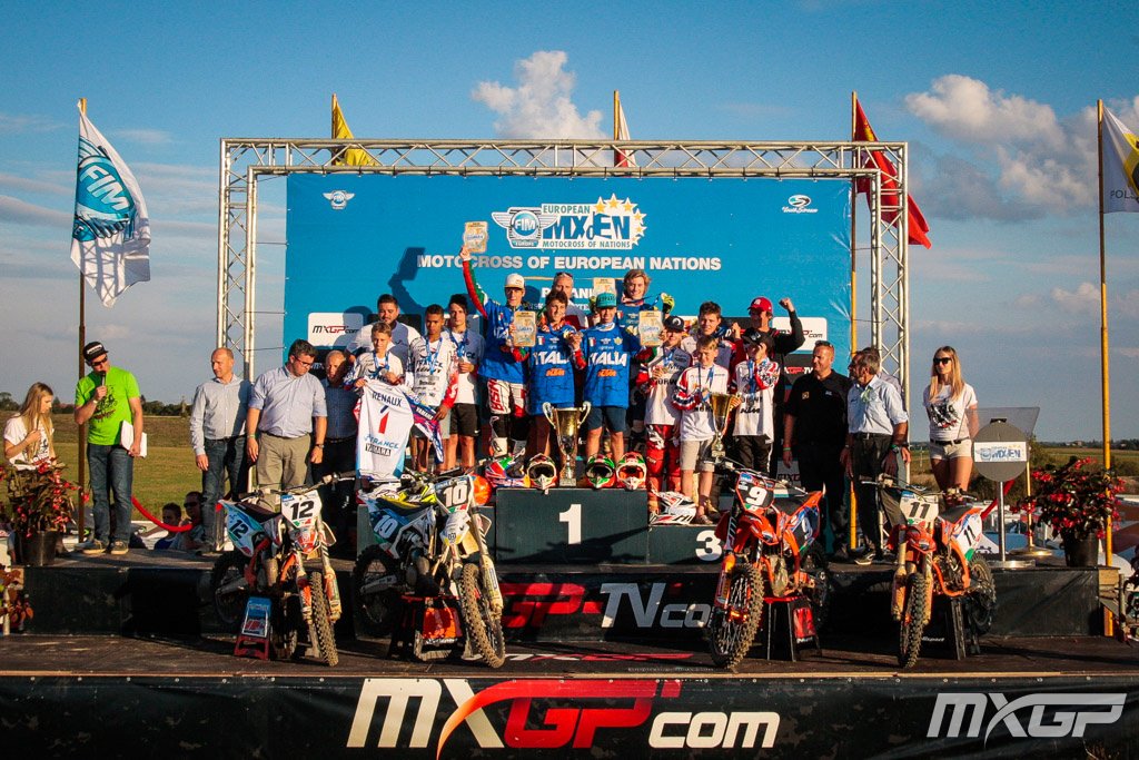 ffmoto's tweet photo. #CoupDeChapeauAuxFrançais
@ThomasChareyre, #NicolasCousin, #LaurentFath, #EmerickBunod, #KevinRousseau, l’#EquipeDeFrance de #Motocross Masculine avec #XavierCazal, #MaximeGrau, #TomGuyon et #MaximeRenaux, #MauriceBertrand et #EricRichard https://t.co/I0gGvClhSD https://t.co/9ByfEepp58