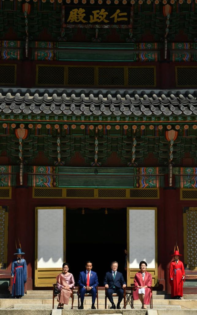 Saya dan Ibu Negara disambut begitu hangat oleh Presiden Korea Selatan Moon Jae-in dan Ibu Negara Kim Jung-sook, siang tadi di Istana Changdeok di Seoul. Indonesia Raya berkumandang dan tarian Selamat Datang Hyang-ak-jeong-jae dipertunjukkan. 

Terima kasih Presiden Moon.