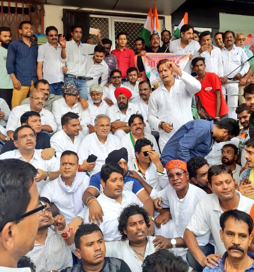 IYCChhattisgarh's tweet photo. आज #PCC अध्यक्ष श्री भूपेश बघेल की उपस्थिति एवं .@IYC प्रदेश प्रभारी श्री .@santhoshadv , कार्यकारी प्रदेश अध्यक्ष श्री पूर्णचन्द्र पाढ़ी के नेतृत्व में युंका द्वारा रायपुर बन्द कराया गया जिसमें #DYC_Raipur एवं #CGYCSM के पदाधिकारी बड़ी संख्या में उपस्थित थे।
#BharatBandh https://t.co/yQag55deXs