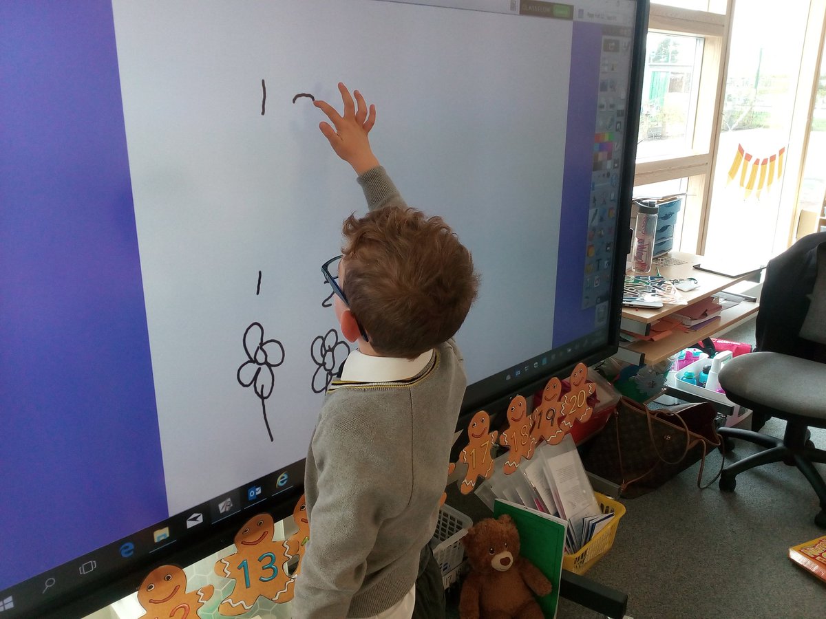 stclarespserc's tweet photo. We are loving exploring maths through play in primary 1 ❤🌟 #mathsweekscot #mathswest #engagedfored https://t.co/wT1XlP8H04