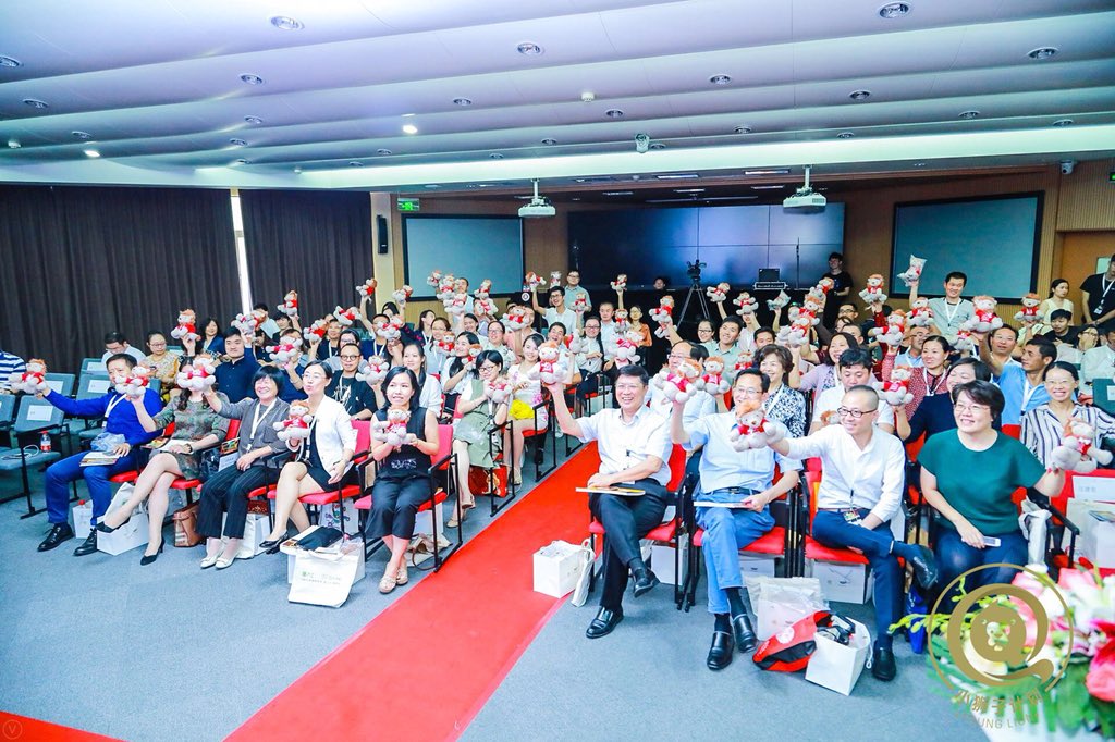 HujiangEdTech's tweet photo. The First Young Lion Award Ceremony was held at ECNU. 1,400 rural teachers shared an award of total 7 million yuan. The #YoungLion is a #charity project jointly initiated by #Cadillac, #HujiaProject and YouChange China Social Entrepreneur Foundation.#CSR https://t.co/wcE0xuKIBy https://t.co/KIzisDyvI4