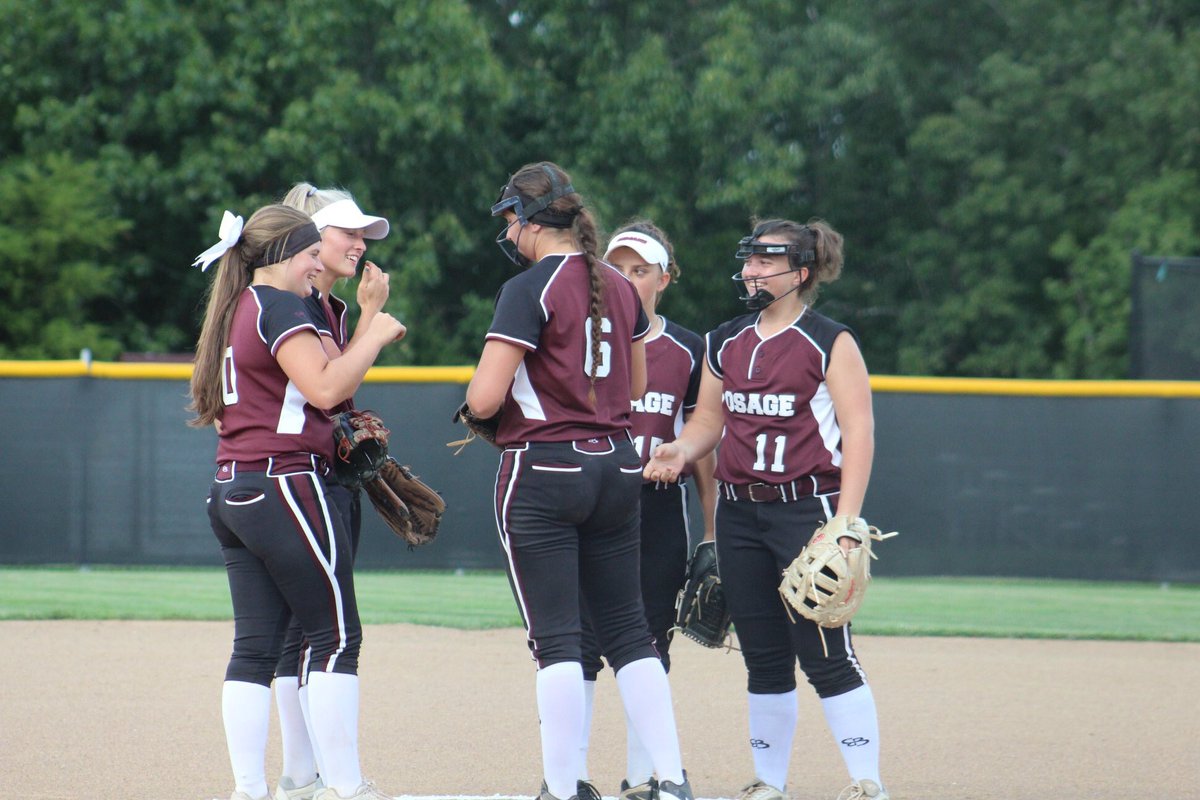 carly_w11's tweet photo. **Probably laughing at a ducky joke**
It’s a makeup game day @ home vs Fatima!! Let’s get it💛. Rub a dub dub ducky is in the tub🐥 #wehavingfun #doitforcharley #freshieseason #rubadubdub #letsgo https://t.co/7uRzFwyKpA