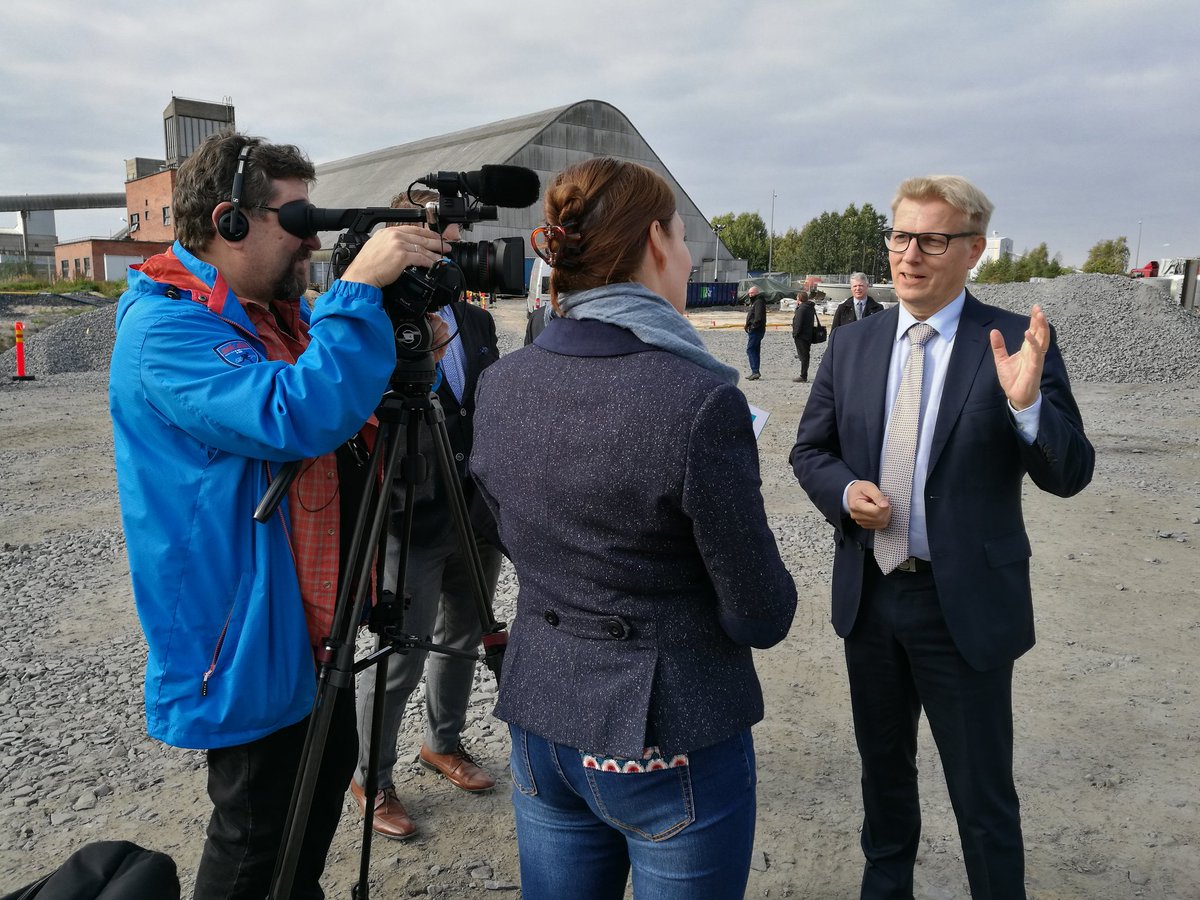 Energiaministeri Kimmo <a href="/Tiilikainen/">Kimmo Tiilikainen</a> muurasi peruskiven tänään #OulunEnergia'n Laanilan biovoimalaitokseen. Olemme hyvän matkaa kohti 100% #hiilineutraali'a energiantuotantoa. #pohjoistavoimaa