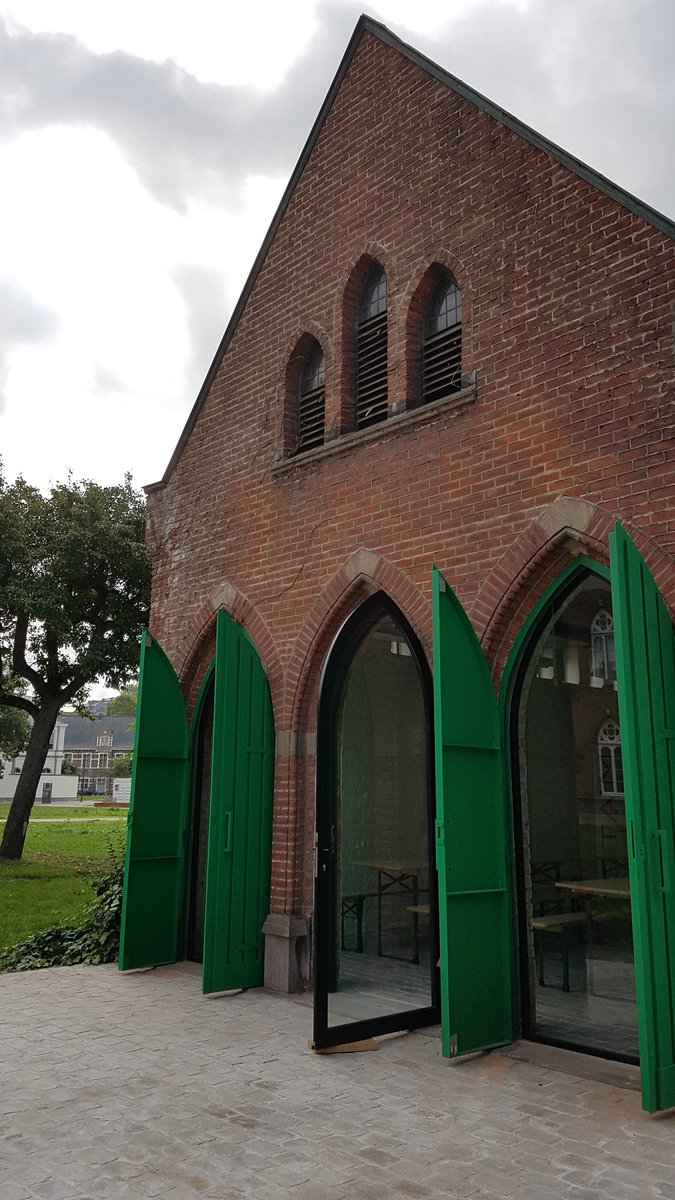 RombautEef's tweet photo. Vandaag openen we 'de cabine', de gloednieuwe picknickruimte van het STAM, met bokes van #Brutus. @STAMGent #eerstestadsklasse https://t.co/f2DXpvYMas