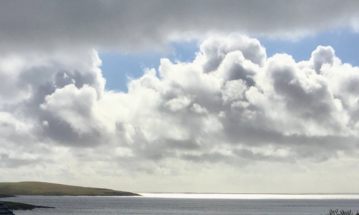 Autumn clouds over Shetland winter round the corner 🎶@PromoteShetland @NLFerries @clouds @NaturalScotland #fourseasons #livingonanisland #scottishphotography