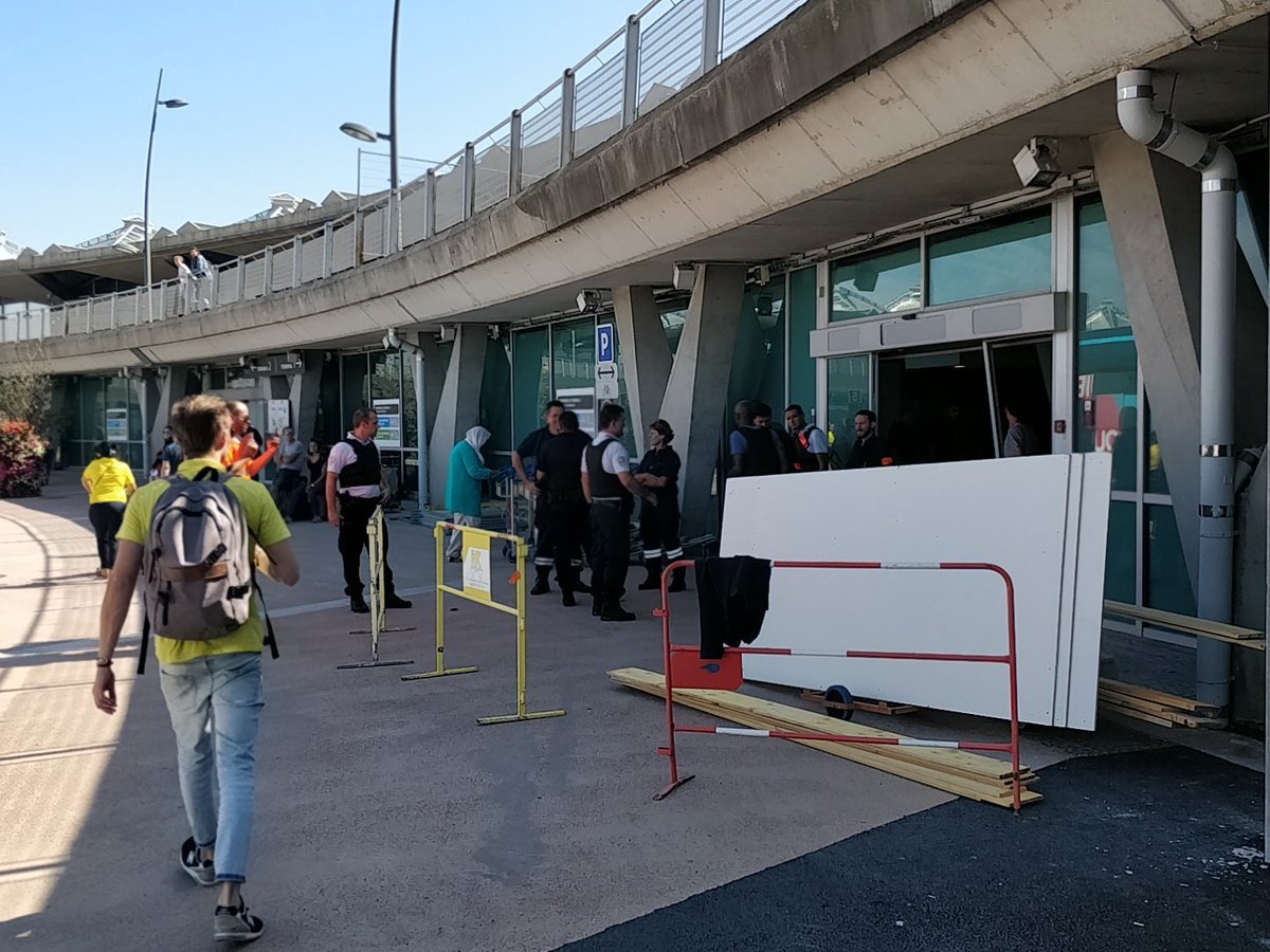 InfosFrancaises's tweet photo. GTA à l'aéroport de #Lyon : l'individu a réussi à s'introduire avec sa voiture sur les pistes de l'aéroport en défonçant une barrière et les vitres du Terminal 1.
Trafic aérien interrompu jusqu'à nouvel ordre. https://t.co/0HxscAURHj