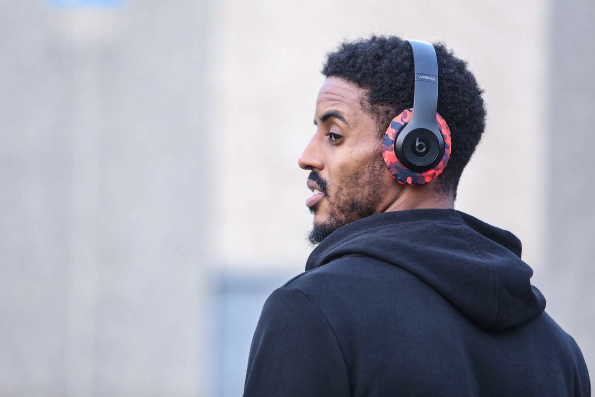 ear_hugz's tweet photo. Be Bold. Show your Power. Make a Statement. Introducing our Red Camo EarHugz 🔥🎧 

#FitnessMotivation #FitnessBunnie #headphones https://t.co/KDd6xNQl2c