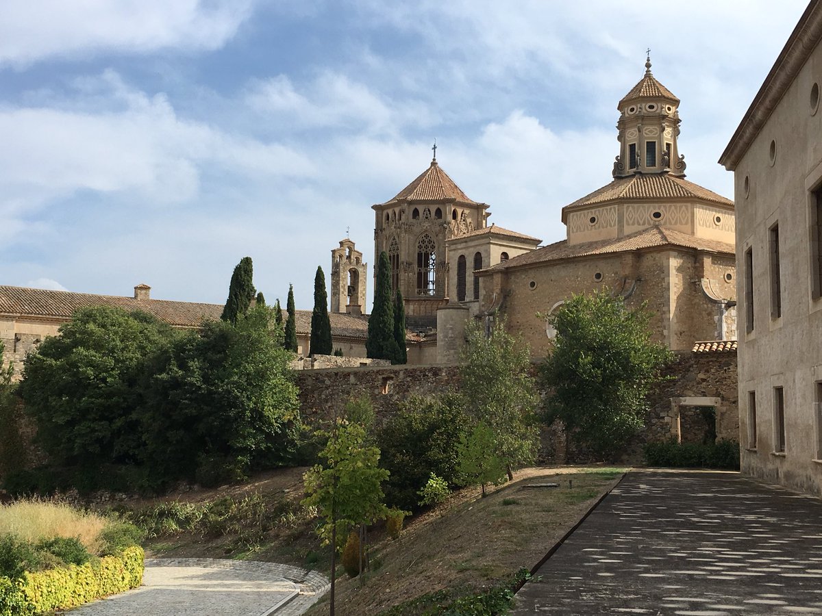 evendrella's tweet photo. Avui a @MonestirPoblet he assistit al lliurament del fons documental de la Marxa per la Llibertat @Marxa76 a l’arxiu Montserrat Tarradellas @arxiuMTM amb @angelcolom i Arcadi Oliveres https://t.co/EHly0BdpNa