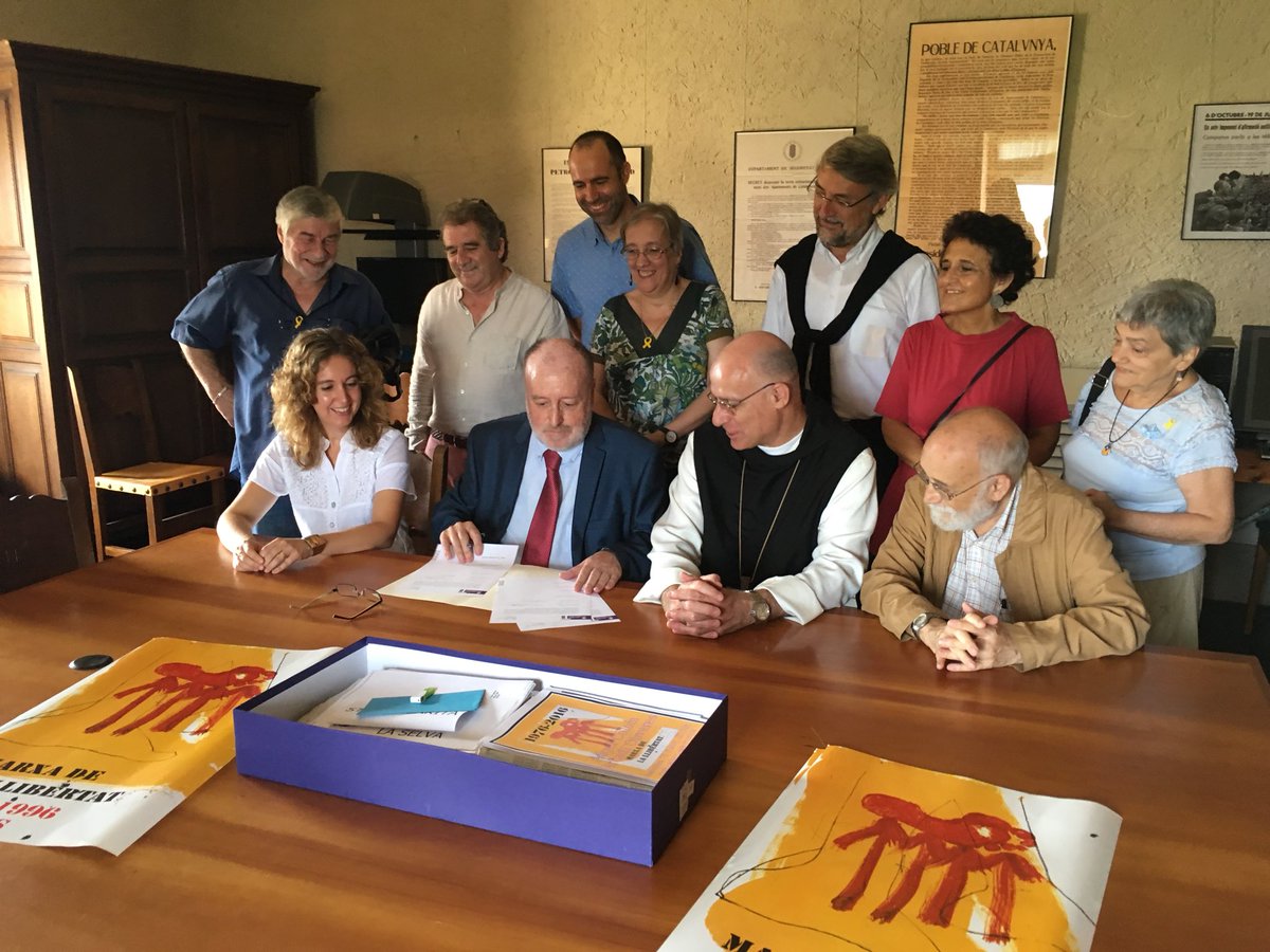 evendrella's tweet photo. Avui a @MonestirPoblet he assistit al lliurament del fons documental de la Marxa per la Llibertat @Marxa76 a l’arxiu Montserrat Tarradellas @arxiuMTM amb @angelcolom i Arcadi Oliveres https://t.co/EHly0BdpNa