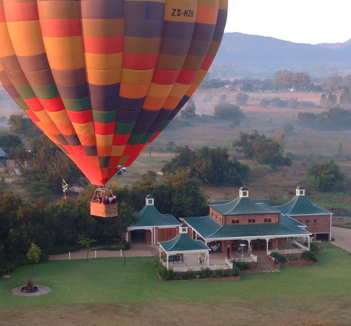 Harrops_Balloon's tweet photo. A lot of companies offer the same thing but don't deliver the way @Harrops_Balloon does. - clairemacleod. Visit https://t.co/97KxJLbVmx to read more.
#billharrops #bhobs #hotairballoon #hotballoon #magaliesberg #southafrica #makingmemories https://t.co/OkMlGfR2x5