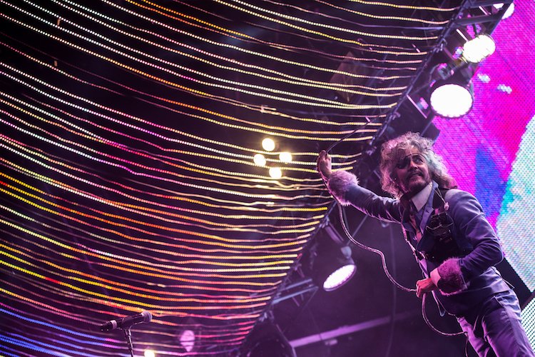 Note to self: don't let another 5 yrs go by before seeing <a href="/theflaminglips/">The Flaming Lips</a> again. My god, catching them live was such a joyful cacophony of colors and sounds that had me dancing and grinning like an idiot. What a way to close out #OctFest! 🌈🦄🍄👩🏻‍🎤👽(📷 for <a href="/LittleWaterNYC/">Little Water Radio</a>)