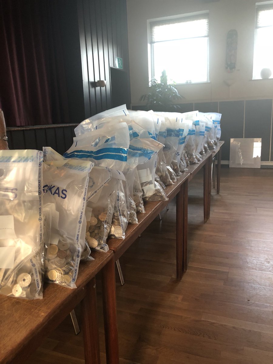 eventkokken's tweet photo. Sådan ser 350.000,- ud i kontanter ved en landsindsamling i Guldager for Scleroseforeningen som der total gav 3,8 mio 👍🏻 mega mange tak til alle dem der støttede op, hjælpere/indsamlere og dem der donerede https://t.co/BoIYBLRDgW