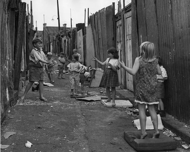 BubNames's tweet image. Australian children playing in an inner-city Sydney slum in 1964, featured in Gian Carlo Manara's documentary, 'Living on the Fringe' .. #sydney #ozhistory #kids