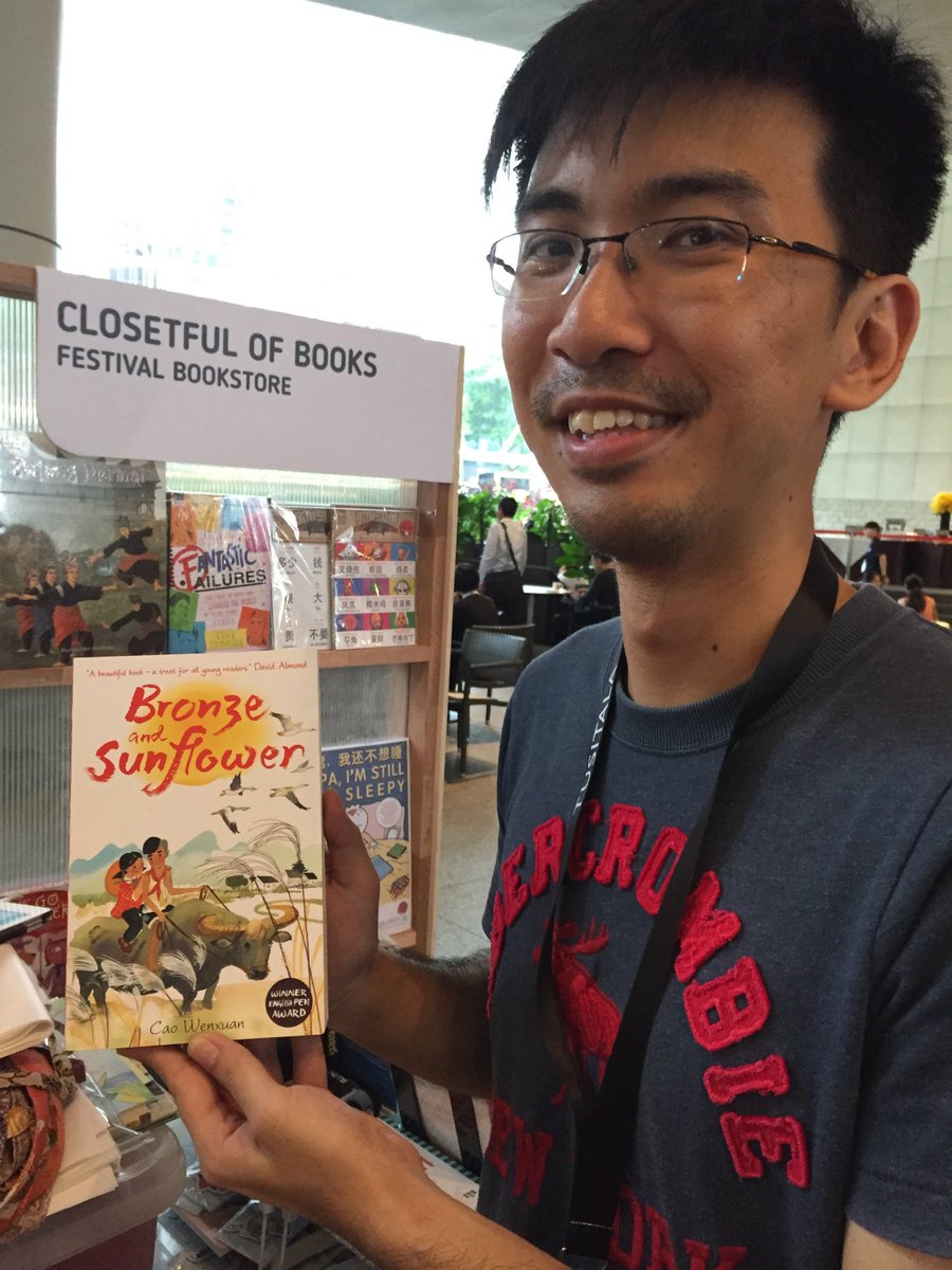 AveryUdagawa's tweet photo. @HelenWangLondon I spied your translation of BRONZE AND SUNFLOWER in the festival bookstore at #AFCC2018! Held by Kelvin Ng of #ClosetfulOfBooks. #WorldKidLitMonth #SCBWI https://t.co/I3KI1mvkkm