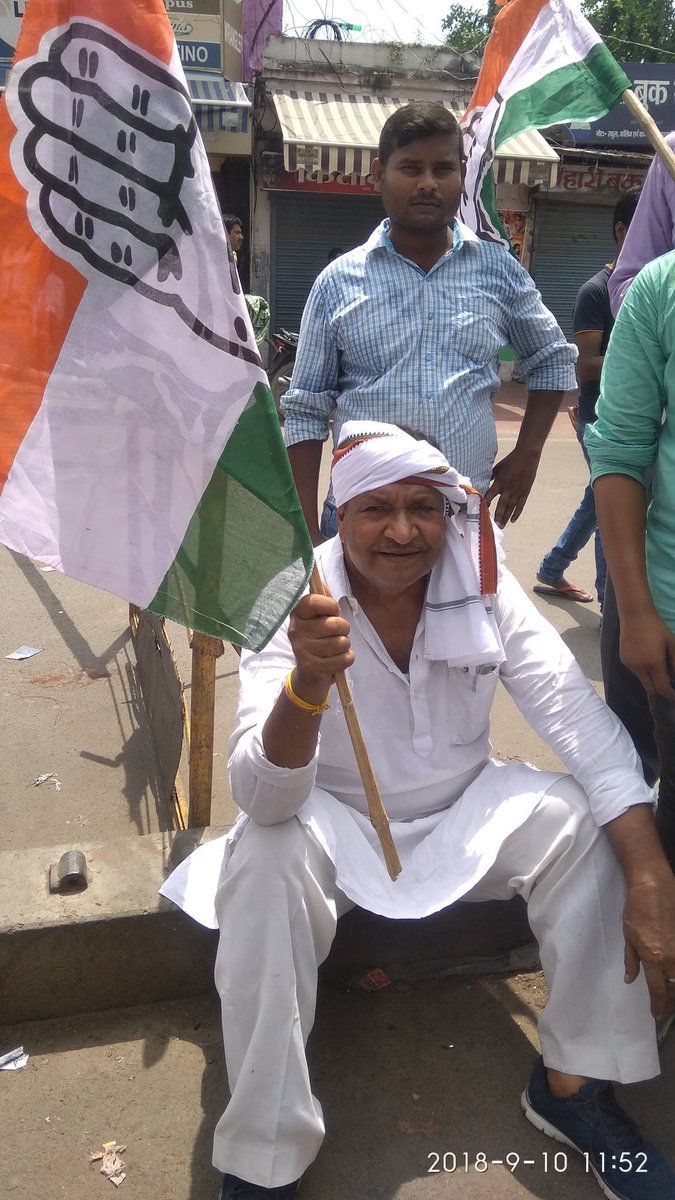 INC_MOTIHARI's tweet photo. मोतिहारी पूर्वी चम्पारण जिला कांग्रेस कमिटी द्वारा #BharatBandh को सफल बनाने हेतु विरोध प्रदर्शन करते हुए जिलाध्यक्ष आदरणीय @shuklashailend4 जी।
@akhileshPdsingh 
@shaktisinhgohil 
@RajeshLilothia https://t.co/lCmIMOS1FI