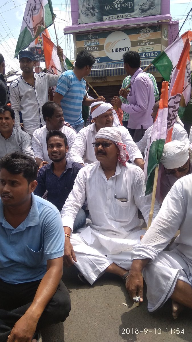 INC_MOTIHARI's tweet photo. मोतिहारी पूर्वी चम्पारण जिला कांग्रेस कमिटी द्वारा #BharatBandh को सफल बनाने हेतु विरोध प्रदर्शन करते हुए जिलाध्यक्ष आदरणीय @shuklashailend4 जी।
@akhileshPdsingh 
@shaktisinhgohil 
@RajeshLilothia https://t.co/lCmIMOS1FI