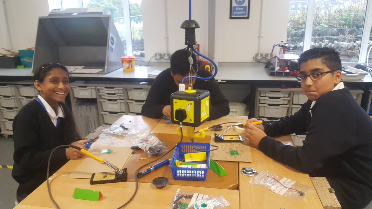 mruddin_dt's tweet photo. Year 8 supporting each other in developing their practical skills @DixonsMA. @Kitronik #AudioAmp #DT #FeedbackIsAGift https://t.co/uTNFff82xX