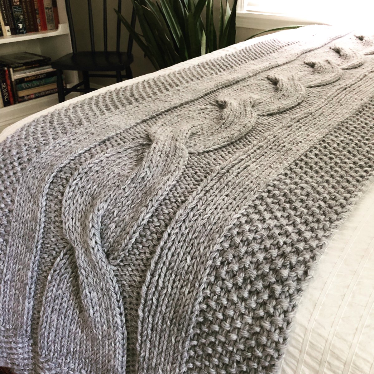 5410Studio's tweet image. Love this giant cable! 💙My ‘River of Dreams’ bed runner #knittingpattern is fun to knit w/super bulky yarn.  I used @LionBrandYarn Hometown USA ‘Springfield Silver’. 😀
bit.ly/RiverofDreamsK…
#knitting #lionbrandyarn