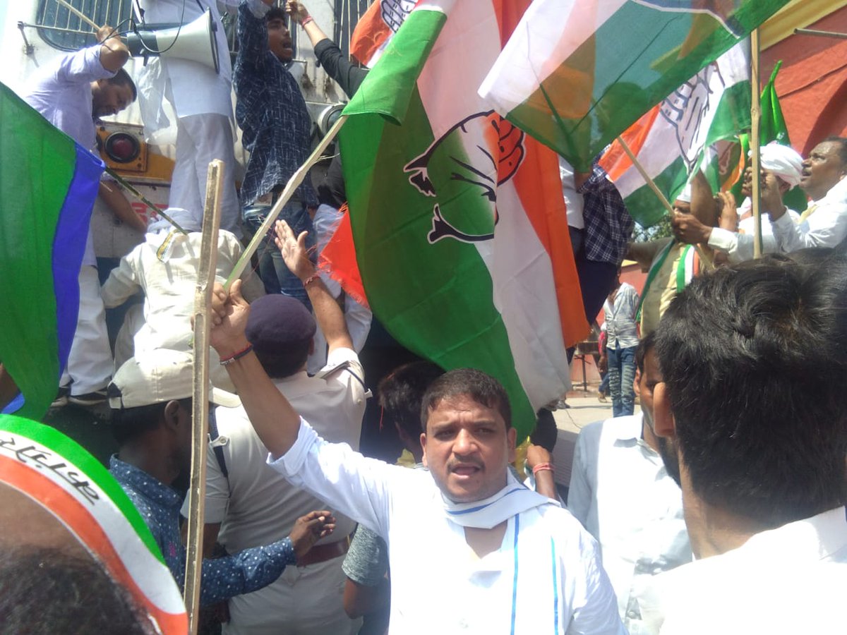 INCBihar's tweet photo. #BharatBandh protests in State Capital Patna and other districts.
Party leaders alongside cadre showed great enthusiasm.
The voluntary support by general masses all across the state was exemplary.
#MehangiPadiModiSarkar 

@INCIndia @RahulGandhi https://t.co/L344W24nYC