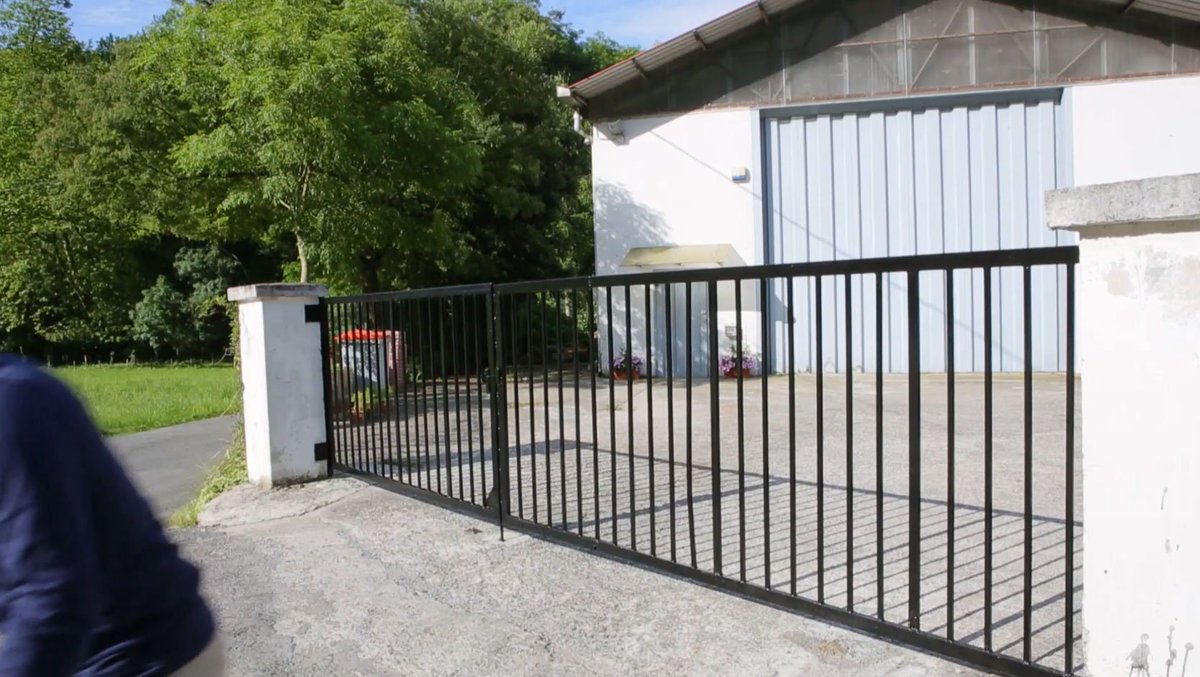 bricomaniatv's tweet photo. ¿Queréis saber cómo devolver el aspecto original a una verja oxidada? Te mostramos el paso a paso. Aten@s 😃👇. #bricolaje #bricomanía #verja #oxidada
➤ https://t.co/kOvqregMCp https://t.co/ew4r2DYoCU