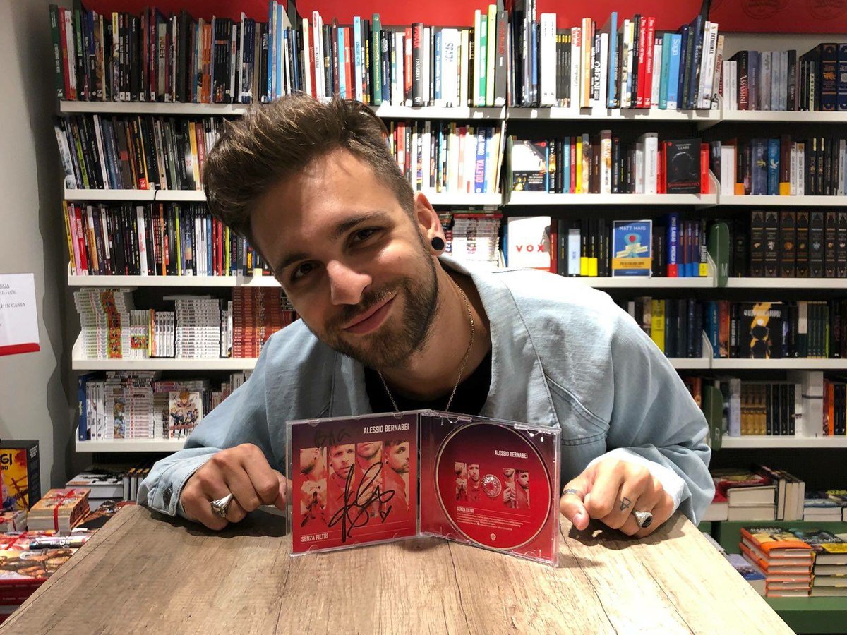alessiobernabei's tweet photo. Questo instore tour mi sta caricando a molla! 
Per chi non può raggiungermi in giro per l'Italia non c'è problema, la versione autografata è anche su Amazon, ma fate in fretta perché restano poche copie!! 🙌
Link qui: https://t.co/AZ44WquBJa https://t.co/GvxDGTLtjw