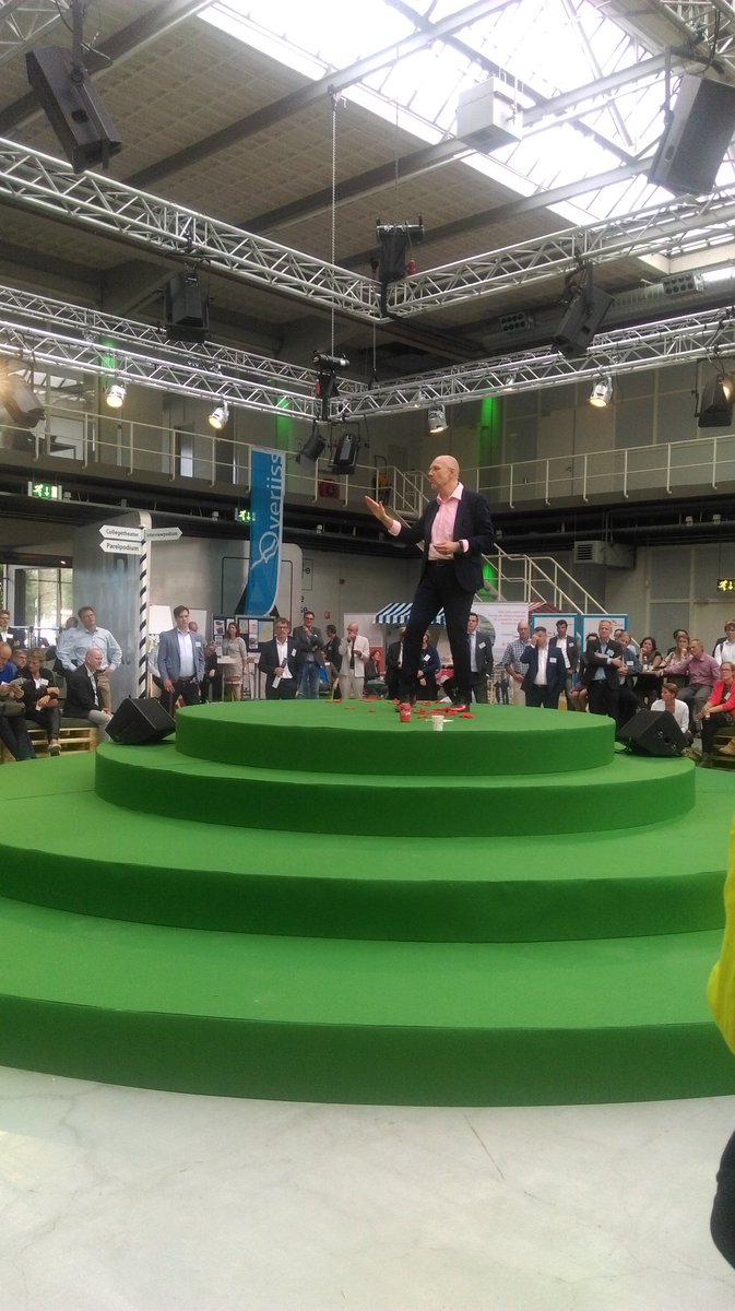 RGroot654's tweet image. Illusionist George Parker op het  #Praktijkfestival over de #Omgevingswet: “Creëer een merkbaar effect, iets dat je voelt en onthoudt” @AandeslagOw @RegioWF #Regionale traineeship