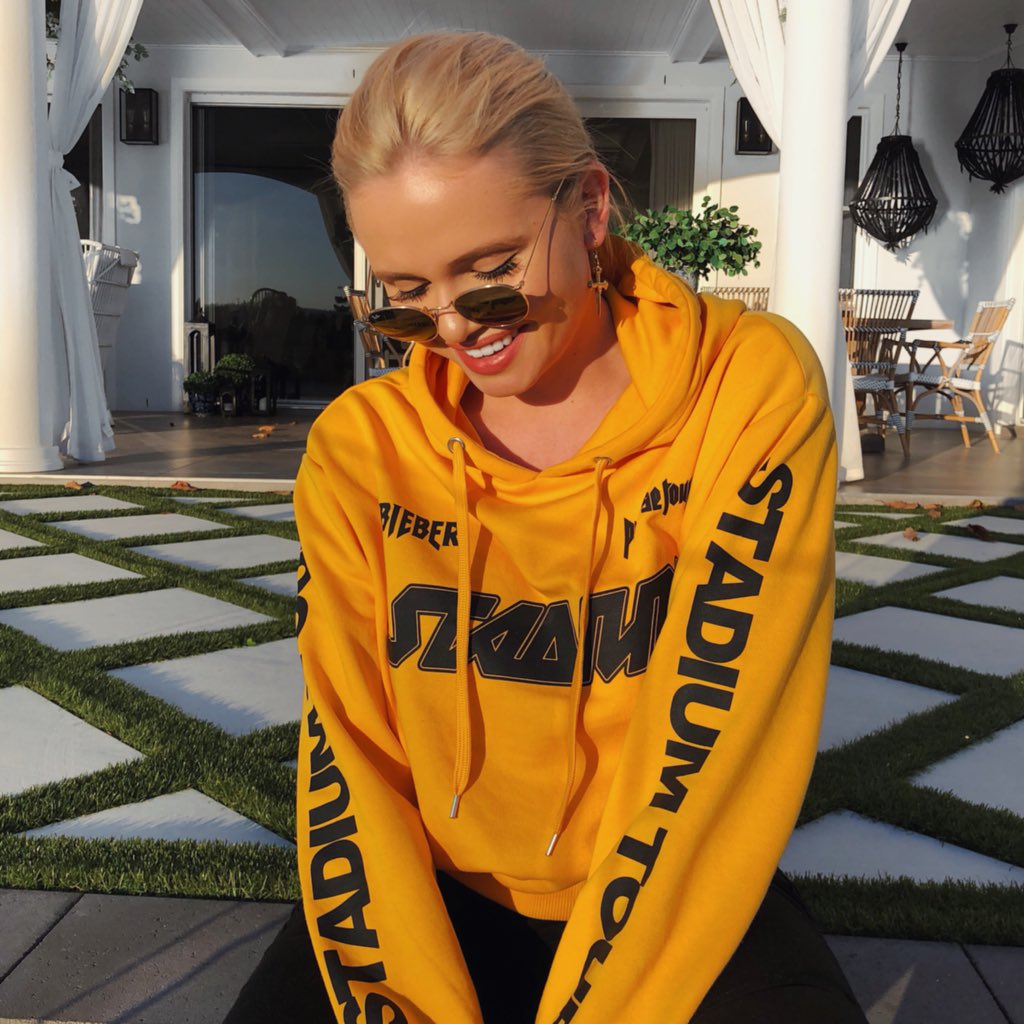 allisimpson's tweet photo. all in it ⚡️⚡️ lol https://t.co/IkIoewLwZW