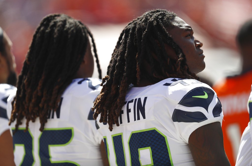 SentProSports's tweet image. Only a handful, including Broncos, take action during anthem on NFL's 1st Sunday; ow.ly/H4ys30lKQxh #TakeAKnee #NFLProtest #Nike #NikeBoycott #Broncos #NFL