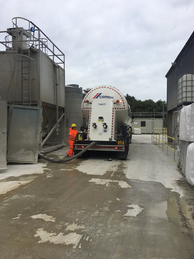 powdertank's tweet photo. So having successfully passed her tanker discharge test last week, here’s @CEMEX_UK apprentice Jenny unloading @ConcreteMakers this afternoon (she can have a rest while I drive back ! 😂)👍@milton_carl @DAFTrucksUK https://t.co/g8r3NiR0RK