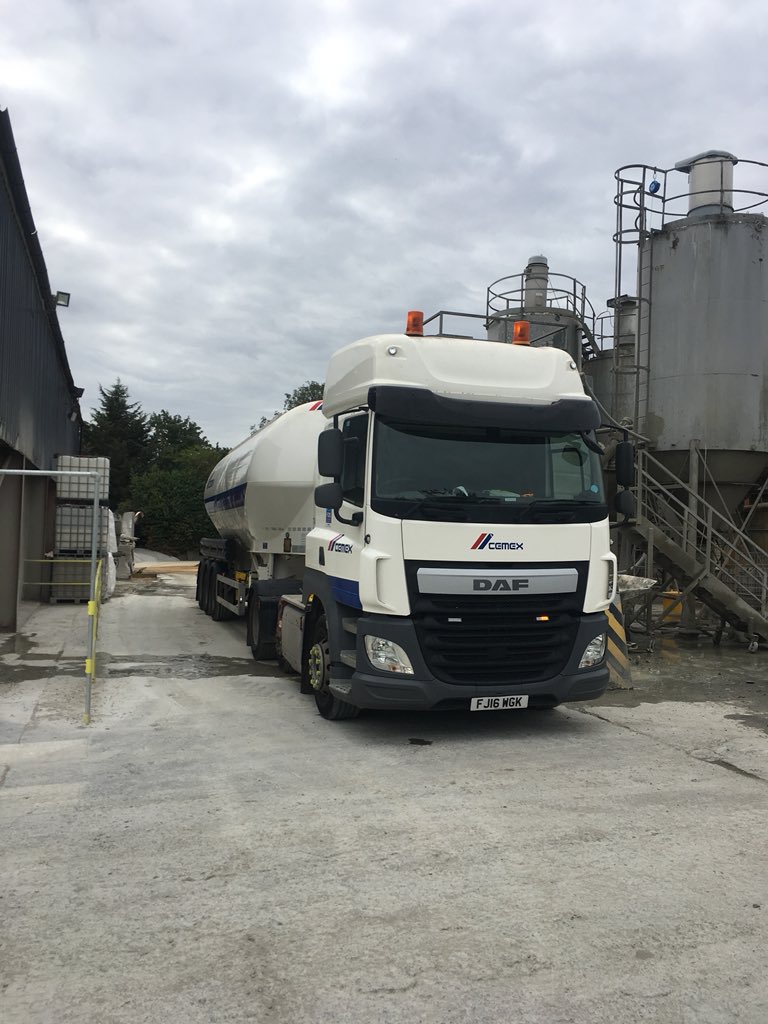 powdertank's tweet photo. So having successfully passed her tanker discharge test last week, here’s @CEMEX_UK apprentice Jenny unloading @ConcreteMakers this afternoon (she can have a rest while I drive back ! 😂)👍@milton_carl @DAFTrucksUK https://t.co/g8r3NiR0RK