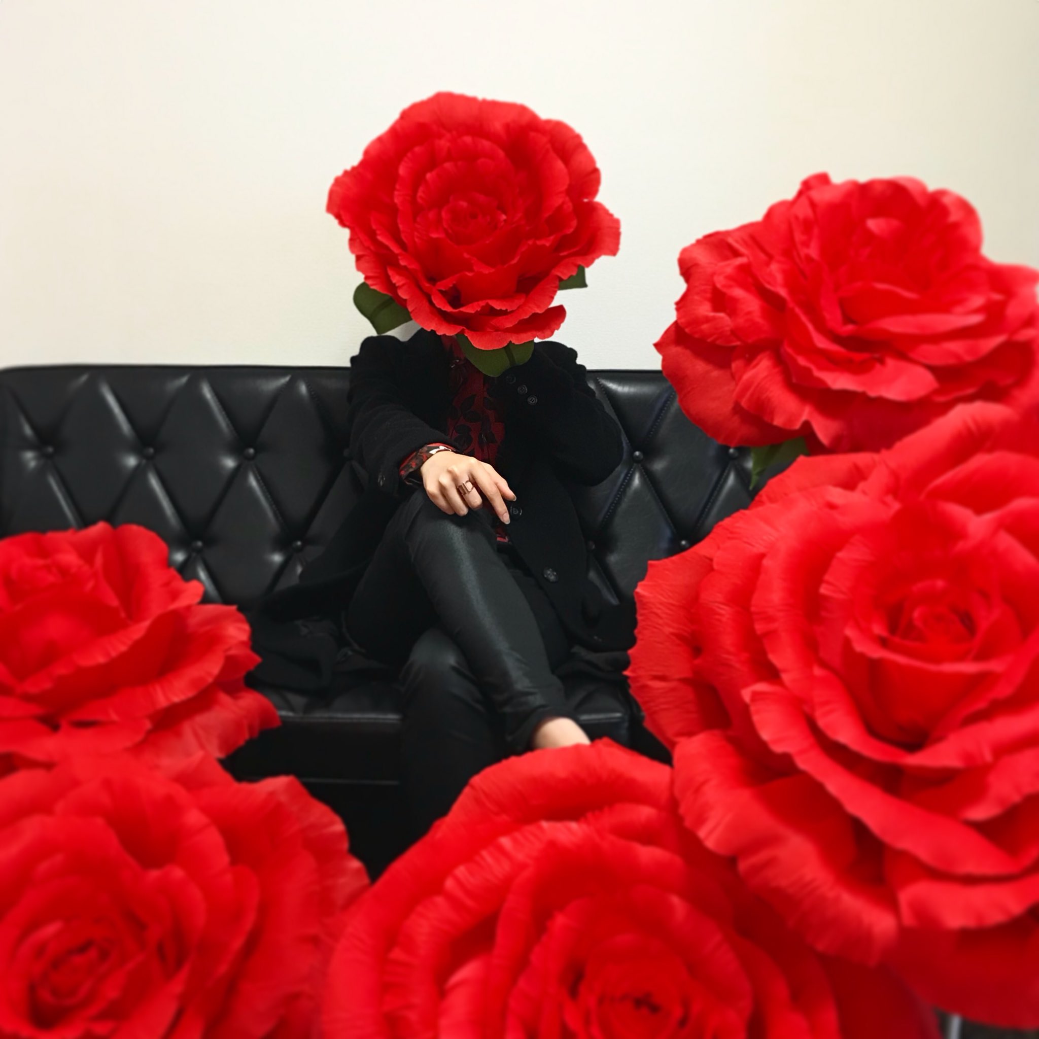 晴れのはな 花人間 50cmのバラに囲まれてます 晴れのはな 鹿児島 ジャイアントペーパーフラワー ペーパーフラワー 花 フラワー 花のある暮らし 花がすき ビッグフラワー 紙 ペーパー 結婚式 ブーケ プレゼント インテリア ディスプレイ