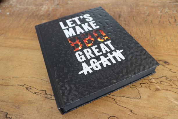Ben jij er klaar voor? #letsmakebbqgreatagain! Koop dit boek vol met recepten voor verrassende momenten die erom schreeuwen om jouw #BBQ aan te steken nu bij <a href="/HarlemBBQnl/">Harlembbq</a> of bestel hem online. Let the games begin! #kamado bastard.nl/product/lets-m…