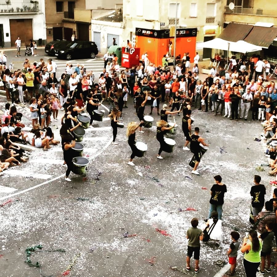 Gran fin de fiestas en #Tamarite con un espectacular y colorido desfile de carrozas. Un placer estar allí!  <a href="/AnticTamarit/">Turismo Tamarite    </a>  Próxima parada #SanVicentedelaSonsierra #AirPercusión #FiestasTamarite2018