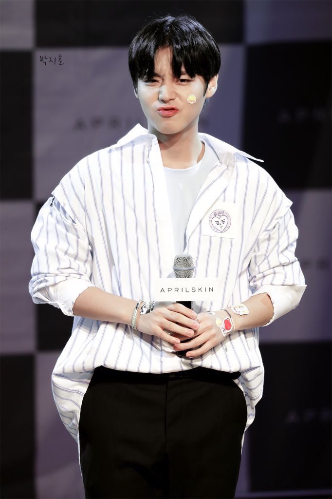 mayflowerpjh's tweet photo. No words could ever suffice how proud I am for Jihoon today. 😭❤ I hope that this is just one of the many...

#ParkJihoon let's walk on the flower path tgt even if along the way the path gets bushy and thorny.

#Winks will stay with you together forever. #박지훈 #ipromiseyou https://t.co/2h7YY7WcDA