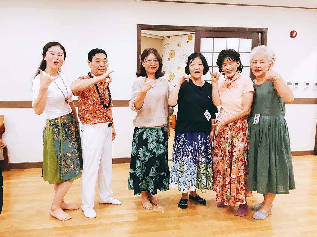 #성남시 #중원구보건소 암환자를 위한 #힐링센터늘해랑 음악요법'우쿨렐레'시간 하와이안춤을 배워보았습니다. 'Pearly Shells'음악에 맞춰 하와이언이 된 듯..스커트와 목걸이,꽃핀등 준비하여 발동작, 손동작하나까지 세심하게 열심히 가르쳐주신 강사님~뿌듯하시죠?