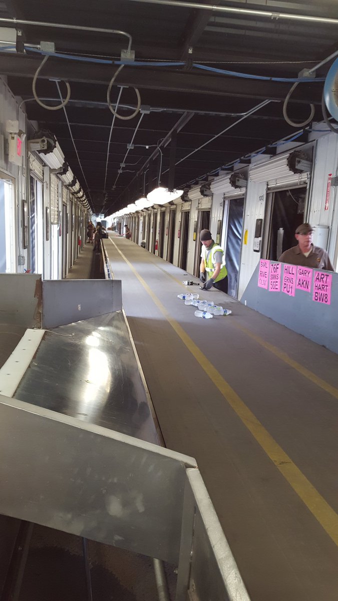 Team Willowbrook getting some stretching done and ready for "Perfect Service Monday" 
#willowbrookstrong