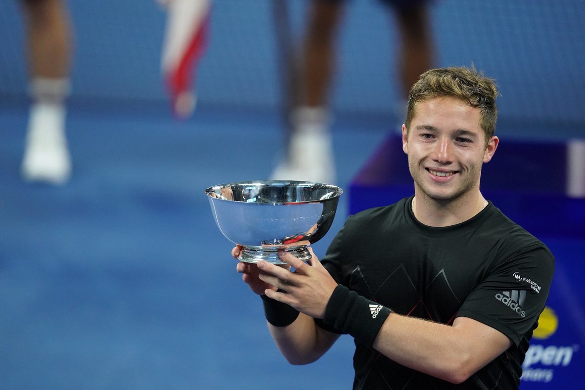 alfiehewett6's tweet photo. 2018 @usopen singles champion 🏆
Taking both titles home, playing on the biggest stadiums in the world of tennis, it's what we dream of. Would like to thank the tournament for that opportunity. Also an even bigger thank you to my team, family and all you guys for the support 💚 https://t.co/ZRFqO3KoVy