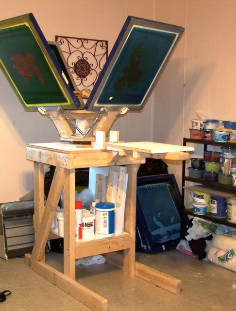 We've stumbled upon DIY Printing Press carousel. We wouldn't feel well if we would just ignore it. So we are going full DIY. Below you can find a link to the website with plans.
printingplans.com/index.html

#aptgetshirt