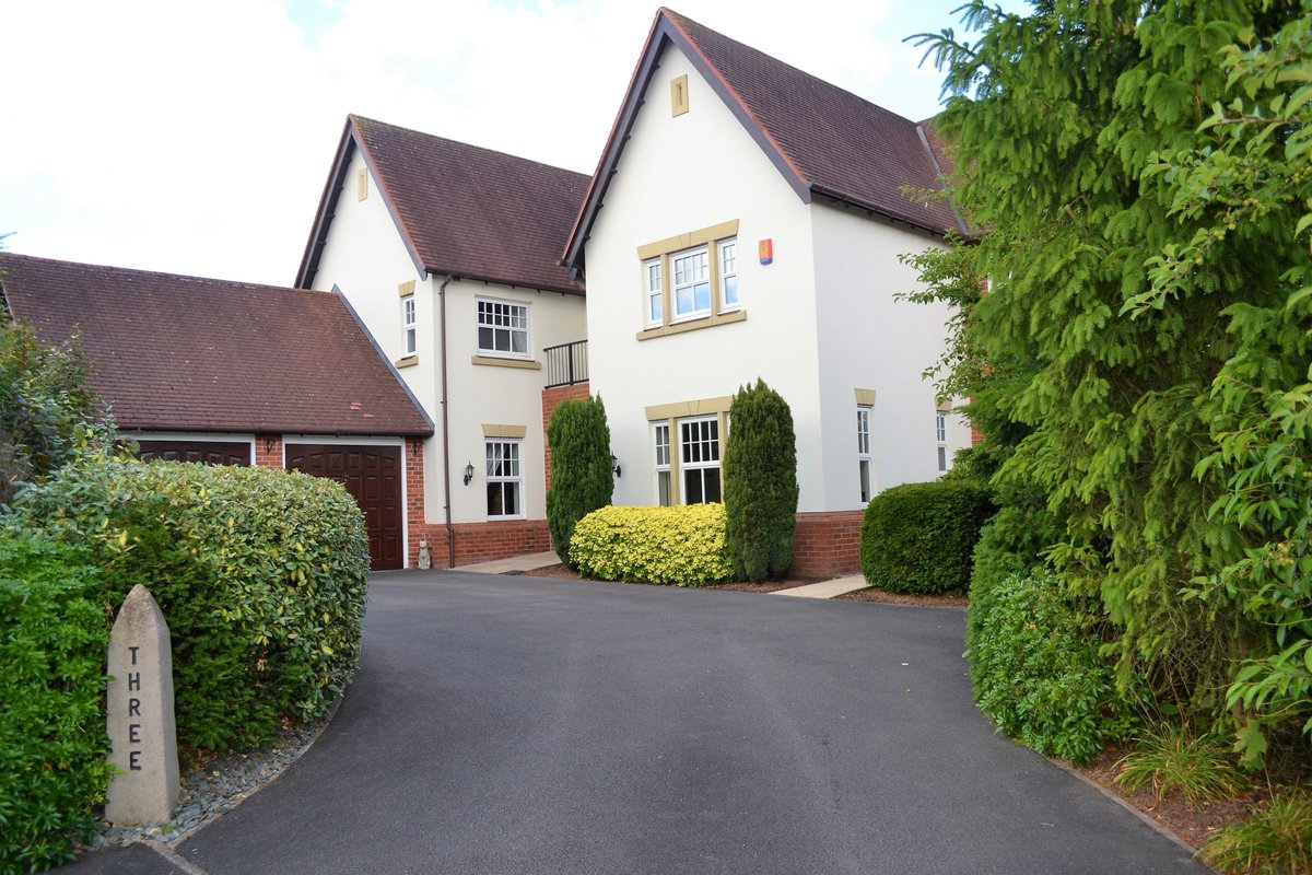 This beautiful home can be found on the popular #wychwoodestate in #weston. #Crewe and #Nantwich are just a short distance away aswell as access to major roads. #house #home #property #forsale
rightmove.co.uk/property-for-s…