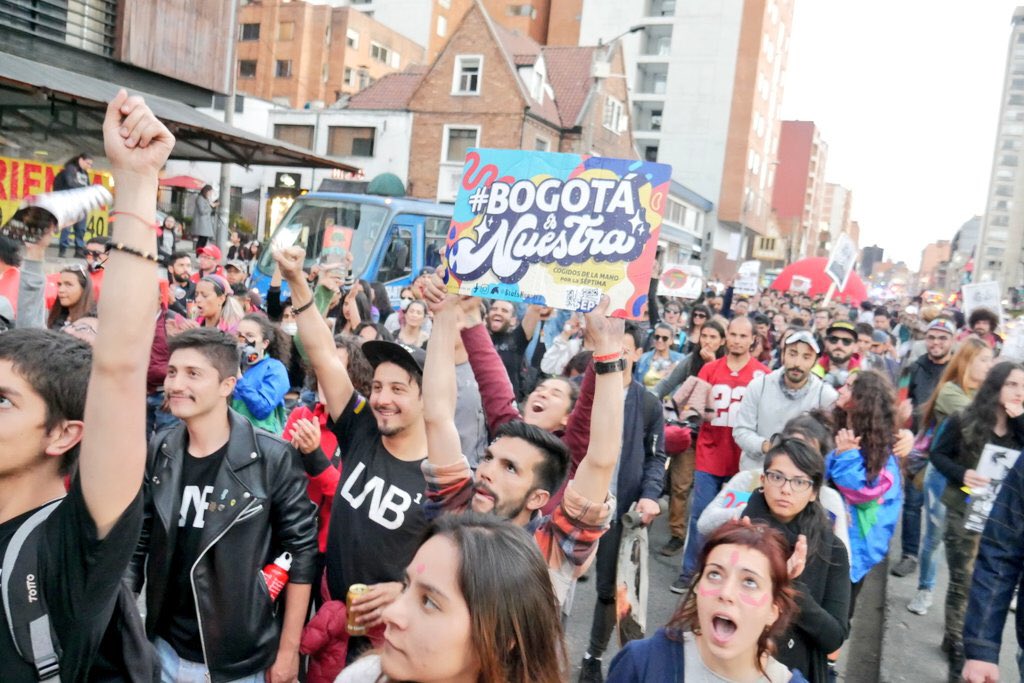 Cantoalagua's tweet photo. Miles marchando en Bogotá  por el Clima, por el aire y el agua  #RiseForClilmate #UnetePorElClima  #SeptimazoClimático https://t.co/OxoB08SIVb